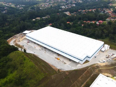 Vista aérea de condomínio de galpões modulares.