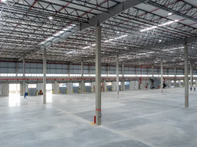 Vista interna de galpão modular com ótima iluminação zenital.