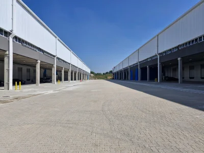 Ampla rua para acesso aos módulos de condomínio de galpões modulares.
