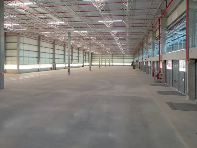 Vista interna do Bloco 200, ainda sem divisórias entre os módulos.