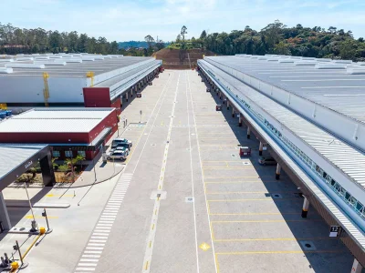 Vista aérea de rua de acesso aos módulos do empreendimento.