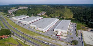 Vista aérea geral do empreendimento, com rod. Regis Bittencourt a frente.