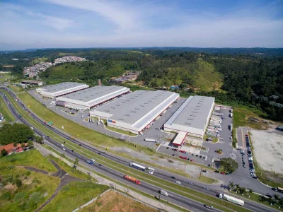 Vista aérea geral do empreendimento, com rod. Regis Bittencourt a frente.