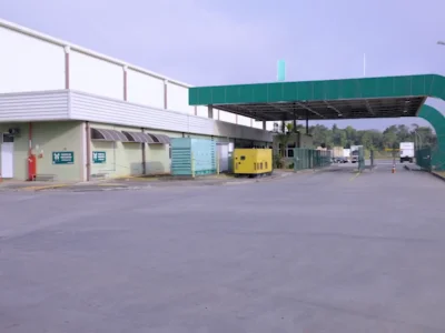 Pátio interno com gerador e portaria ao fundo.