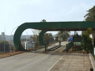 Portria com controle de entradas e saídas e guarita blindada.