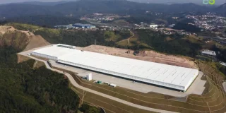 Vista aérea do Golgi Cajamar mostrando via de acesso ao Condomínio.