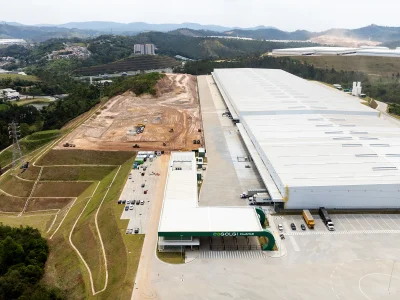 Vista aérea do Golgi Cajamar, com portaria e área para estacionamento externa.