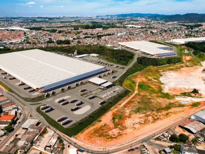 Imagem em perspectiva do empreendimento aplicada sobre vista aérea do local.