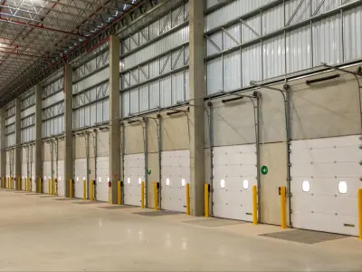 vista interna do galpão com portas para as docas.