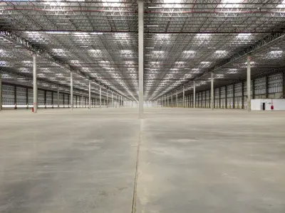 Vista interna de um galpão antes de qualquer ocupação.